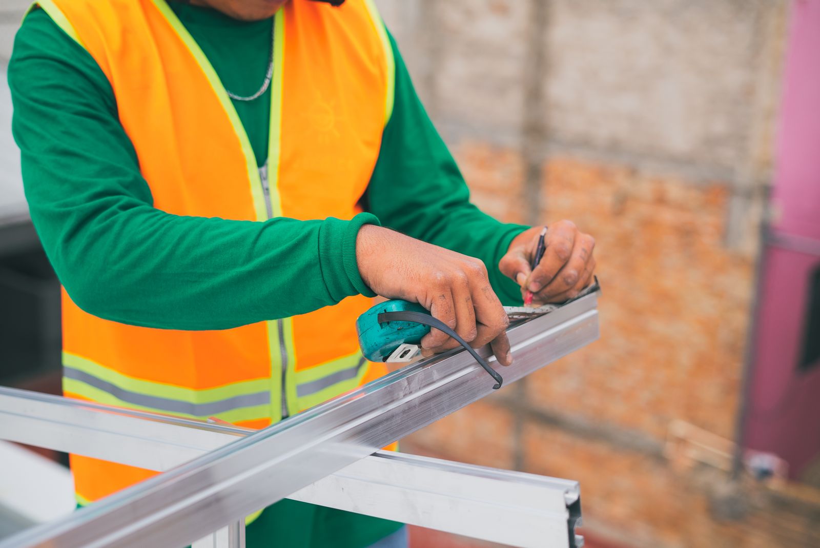 Mesure précise d'un profilé aluminium sur le chantier