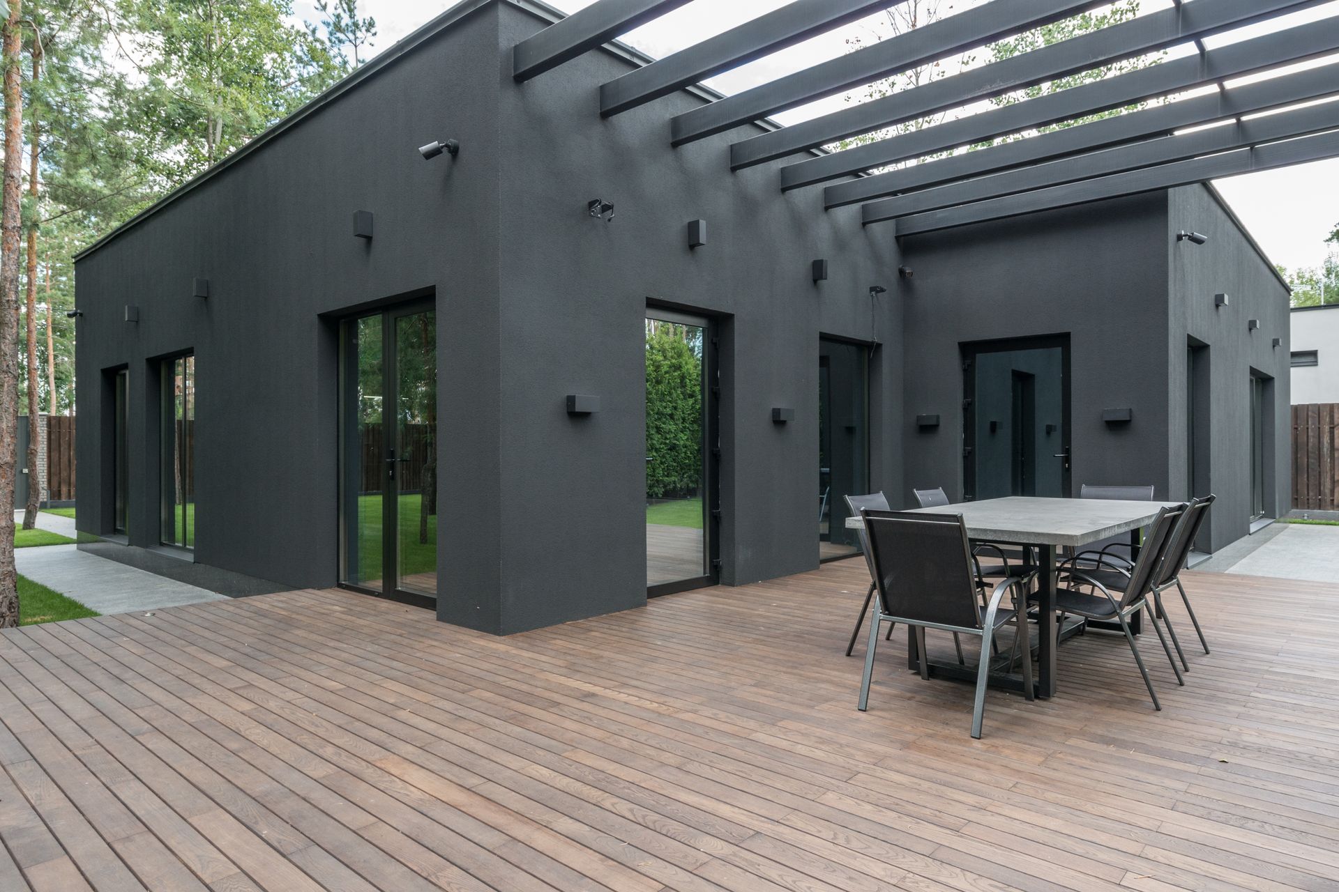 Maison contemporaine noire avec menuiseries aluminium et terrasse bois
