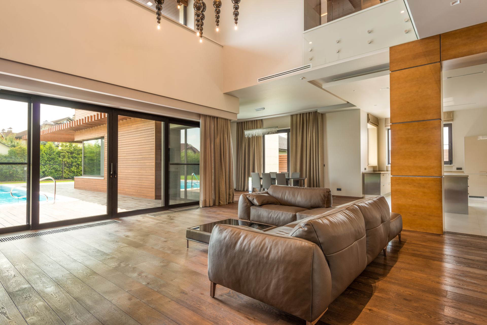 Salon contemporain ouvert par de grandes baies vitrées